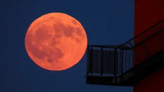 Ein Mond zum Anbeissen? – Erdbeermond 2025: Warum dieser Vollmond so rot leuchtet
