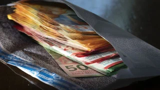 Bis zu 12’000 Franken bar – Undurchsichtige Zusatzkosten: Ärzte fordern Bargeld vor OP