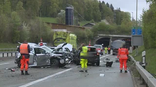 Schwerer Unfall – LKW prallt in Stauende – vier Verletzte auf der A3 bei Urdorf