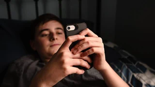 Glücksfresser Smartphone – Kindheit ohne Handy: Bitter nötig oder am Ziel vorbei?