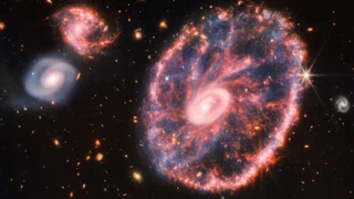 Hinter dem Sternenstaub –  James-Webb enthüllt die Wagenrad-Galaxie