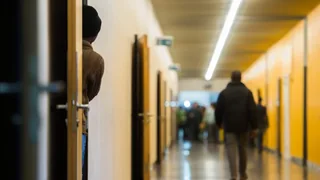 Verschärfte Asylpolitik – Rechte Mehrheit im EU-Parlament stimmt für Abschiebezentren