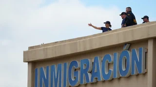 Botschaften auf Patronen – Schütze tötet zwei ICE-Häftlinge in Dallas