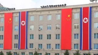 China und Nordkorea – Xi Jinping auf Staatsbesuch bei Kim Jo