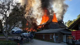 Grosseinsatz der Feuerwehr – Zehn Verletzte bei Brand eines Reithofs in Hombrechtikon ZH