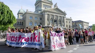Kundgebung auf dem Bundesplatz – Klimastreik nimmt an Demo in Bern SVP-Initiative ins Visier