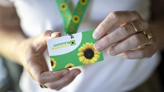 Inklusion im Zugverkehr – SBB bietet Sonnenblumenbändel jetzt in der ganzen Schweiz an