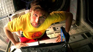 Hermanos Gutiérrez in Kinohit – Ryan Gosling rettet die Erde in T-Shirt von Schweizer Band