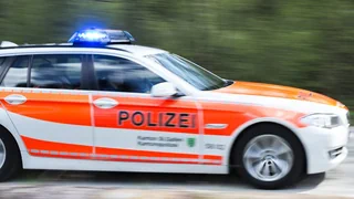 Gewaltdelikt in Au SG – Polizei findet vier Verletzte und nimmt Mann fest