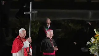 Erstes Ostern von Leo XIV. – Papst trägt Kreuz bei Karfreitags-Prozession wieder selbst