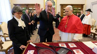 Bilder der Woche – Ein Federer-Schläger für den Papst und mehr Fotohighlights
