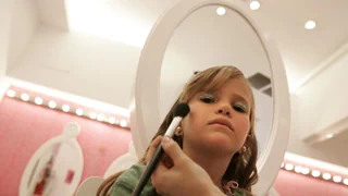 Behörde prüft Schminkmarken – Italien geht gegen Make-up bei Jugendlichen vor