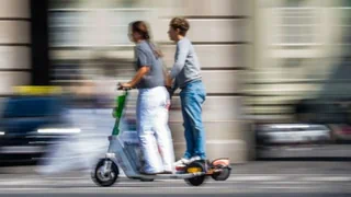 Verkehrsdelikte bei Kindern – Jugendliche am Steuer von E-Trottinetts: Wer bezahlt bei Schäden?