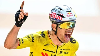 Rad-Klassiker Paris-Roubaix – Pogacar verpasst Krönung: Van Aert jubelt nach Schlusssprint