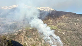 Waldbrand im Puschlav – Feuer mehrheitlich eingedämmt – Bahnlinie bleibt gesperrt