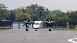 Kollision in New York – Flugzeug kollidiert bei der Landung mit Bodenfahrzeug