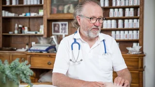 Mit 70 Jahren ist Schluss – Armin Koch – ein Hausarzt auf Abwegen