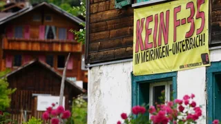 Kampfjet-Lärm – Schallschutz absurd – wie der Fluglärm des F-35 ein Dorf teilt