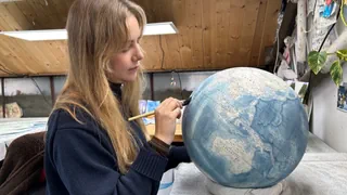 Globus-Atelier in England – Die Welt liegt in ihren Händen