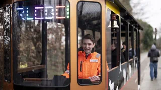 Lernende im Lead – Das berühmte Rössli-Tram fährt neu ohne Pferd, dafür mit Strom
