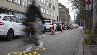 Knatsch um Zürcher Velospur – Zürcher Stadtrat wird am Neumühlequai vorläufig ausgebremst