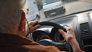 Betagte hinter dem Steuer – Autofahren im Alter: Was tun, wenn die Eltern überfordert sind