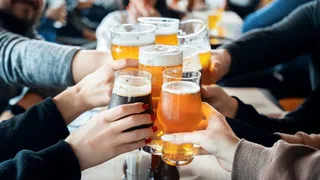 Schaumgeschichte im Bierglas – Wann Bierschaum stehen bleibt – und wann nicht
