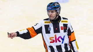 News aus dem Eishockey – 3 Schweizer Schiris an Heim-WM – Genf erneuert Trainerstaff