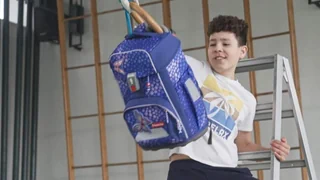 Rucksäcke im Härtetest – Mit Dusche und Eier-Crash: Jugendliche testen Schulrucksäcke