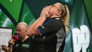 Mehrere Weltmeister besiegt – Greaves gewinnt als erste Frau offenes Darts-Profiturnier