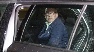 Verfahren zur Brandkatastrophe – Gemeindepräsident Féraud schiebt die Schuld der Kantonsbehörde zu