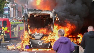 Nordirland – Brennende Fahrzeuge und Gebäude bei P