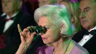 Abendrobe oder Sneaker? – Die Oper: zwischen Glamourpflicht und Freizeitlook