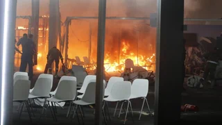 Verhandlungen fortgesetzt – Endspurt der Klimakonferenz nach Feuer auf Gelände