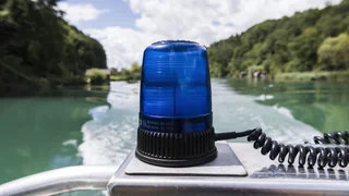 Schlauchboot gekentert – Polizei sucht nach Bootsunfall bei Mühlau AG nach 5-jährigem Bub