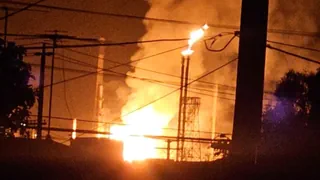 Feuer nicht unter Kontrolle – Ölraffinerie in Australien brennt