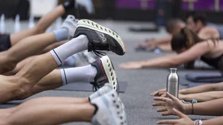 Streit um das Schweizerkreuz – Laufschuhkonzern On setzte Be