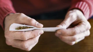 Gesetzesentwurf zu Cannabis – Cannabis-Legalisierung: Ist das Schweizer Modell top oder Flop?