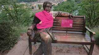 Zum Vatertag – Schweizer Statuen mit Babys im Tragetuch