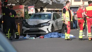 Belebte Fussgängerzone – Deutschland: Auto fährt in Leipzig in Menschengruppe