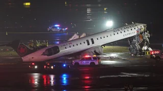 Flughafen LaGuardia – Flugzeug kollidiert in New York mit Fahrzeug – vier Verletzte