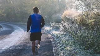 Shorts im Schnee – Cold Streak Running: Wie gesund ist der eisige Lauf-Trend?