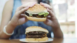 Scham, Kontrolle, Essstörung – Binge-Eating-Betroffene: «Essen war mein Weg, Druck loszuwerden»