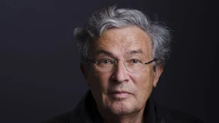 «Eine andere Geschichte» – Charles Lewinsky legt einen Zyniker auf die Couch