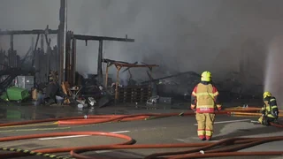 Studen BE – Meterhohe Flammen: Grossbrand zerstört Brockenhaus
