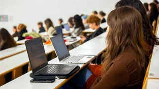 Handschriftliche Notizen – Französische Hochschulen setzen wieder auf Stift und Papier