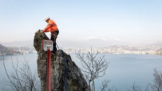 Vermessung der Landesgrenze – Mit Steigeisen, Buschmesser und Krawatte