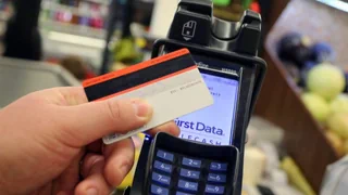 Asylwesen – Diese Kantone führen Bezahlkarten für Asylsuchende ein