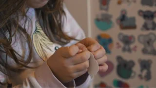 Sorge vor Kriegen und Unfällen – Wie soll man mit Kinderängsten umgehen?