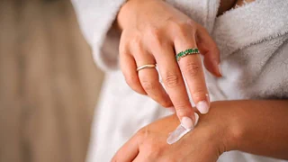 Körperpflege – Bodylotion, Bodybutter, Salbe, Creme & Co.: Was ist was?